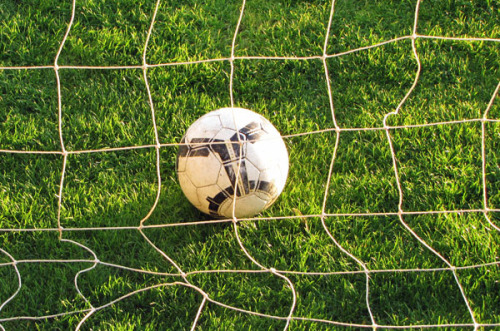 Fußball im Tornetz © Rainer Sturm / pixelio.de