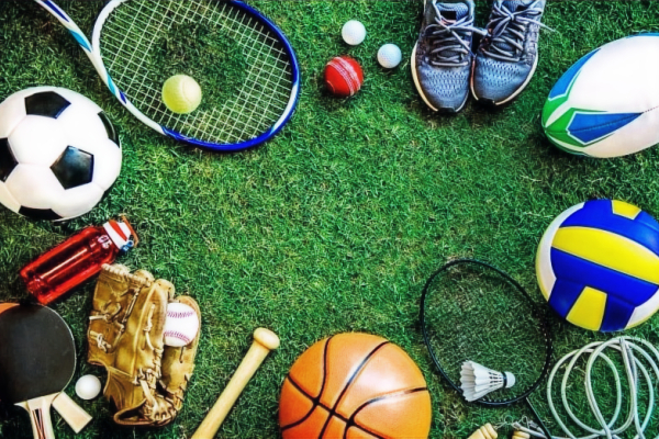 Verchieden Sportgestände werden gezeigt