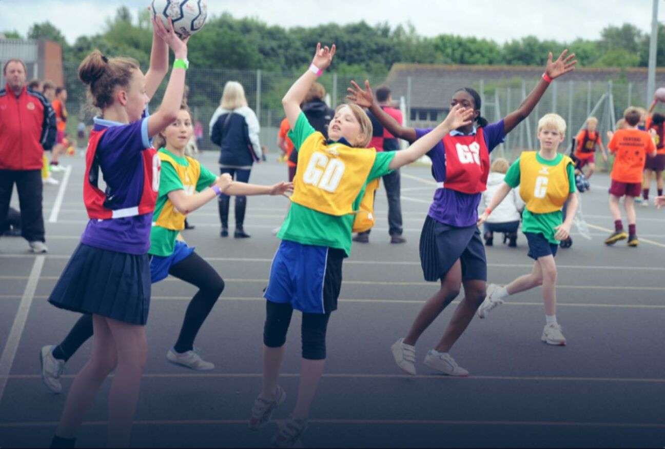 Kinder spielen handball draußen auf dem Schulhof, Bild © Sport integrativ / Stadt Nürnberg