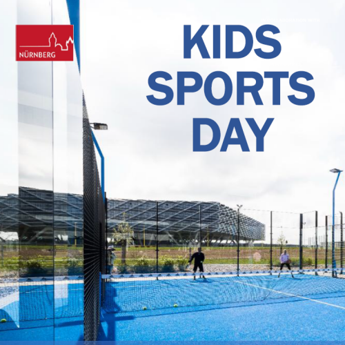 © Adidas Die von dir hochgeladene Datei ist ein Flyer für einen "Kids Sports Day" in Nürnberg, Deutschland. Die Informationen auf dem Flyer sind:Veranstaltung: Kids Sports DayDatum: 9. Oktober 2025Uhrzeit: 15:00 bis 18:30Ort: Adidas Campus, HerzogenaurachDas Bild zeigt Kinder, die auf einem blauen Sportplatz spielen, vermutlich auf dem Gelände des Adidas-Campus. © Adidas