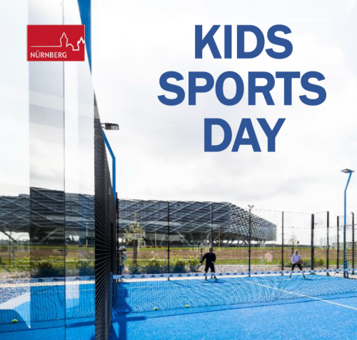 © Adidas Die von dir hochgeladene Datei ist ein Flyer für einen "Kids Sports Day" in Nürnberg, Deutschland. Die Informationen auf dem Flyer sind:Veranstaltung: Kids Sports DayDatum: 9. Oktober 2025Uhrzeit: 15:00 bis 18:30Ort: Adidas Campus, HerzogenaurachDas Bild zeigt Kinder, die auf einem blauen Sportplatz spielen, vermutlich auf dem Gelände des Adidas-Campus. © Adidas