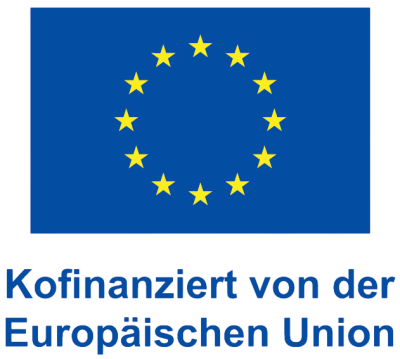 Flagge der Europäischen Union mit zwölf gelben Sternen auf blauem Hintergrund. Darunter steht der Schriftzug „Kofinanziert von der Europäischen Union“ in blauer Schrift.