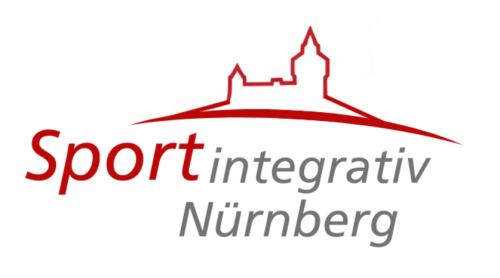 Logo von „Sportintegrativ Nürnberg“ mit einer stilisierten roten Silhouette der Nürnberger Kaiserburg über dem Schriftzug. „Sport“ ist rot dargestellt, „integrativ Nürnberg“ in Grau. Eine geschwungene rote Linie verbindet die Grafik mit dem Text. © Lukas Ziegler