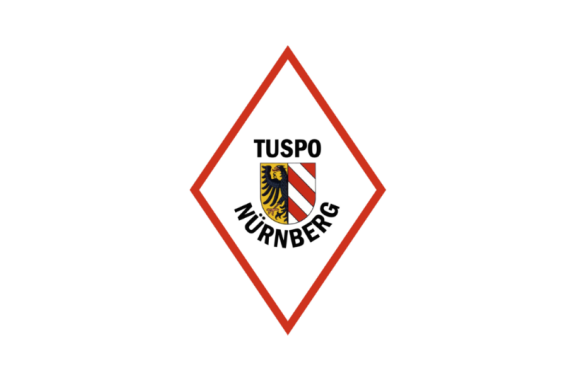 Logo des Sportvereins TUSPO Nürnberg. In der Mitte befindet sich ein Wappenschild mit einem schwarzen Adler auf goldenem Grund und rot-weißen Schrägstreifen. Das Wappen ist von einem roten rautenförmigen Rahmen umgeben, darüber steht „TUSPO“, darunter „NÜRNBERG“ in schwarzer Schrift.