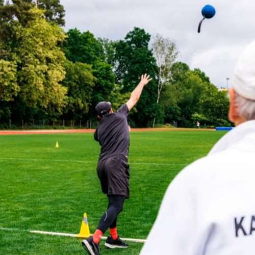 Disziplin Schleuderball beim Deutschen Sportabzeichen. © BLSV - Sportkreis Nürnberg
