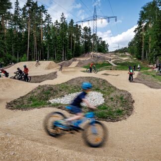 ( Bild: Daniel Karmann / BaySF ) Eröffnung des Bikeparks Schmausenbuck