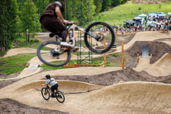 Eindrücke der Eröffnung des Bikeparks Schmausenbuck am 9. Mai 2026