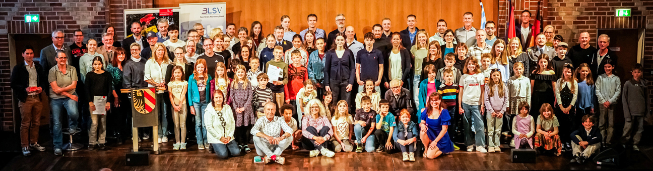Bei einem feierlichen Empfang am 22.04.2026 ehrte Cornelia Trinkl, Referentin für Schule und Sport (links), in Zusammenarbeit mit dem BLSV – Sportkreis Nürnberg Bürgerinnen und Bürger für ihre Leistungen beim Deutschen Sportabzeichen im Jahr 2025., Bild © Christian Preinl / DC-Fotografie