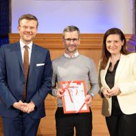 Michael Wiesinger (Mitte), Leiter des Nachwuchsleistungszentrums beim 1.FCN, nimmt stellvertretend für Finn Jeltsch die Auszeichnung entgegen