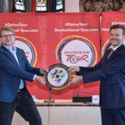Bei einer Pressekonferenz am 09.06. nimmt Oberbürgermeister Marcus König aus den Händen von Projektleiter Matthias Pietsch die Tour-Trophäe entgegen.