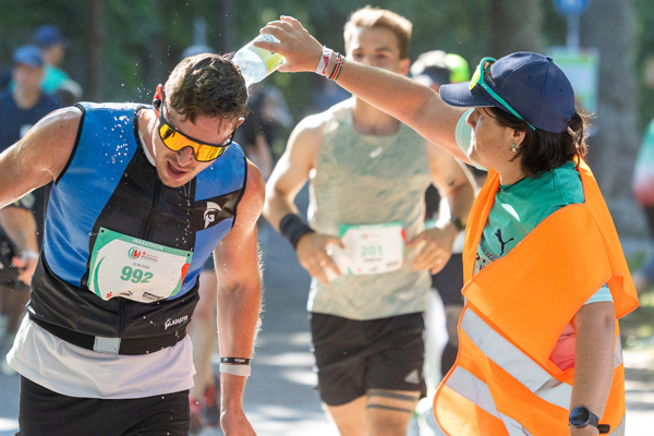kleine Abkühlung durch die Volunteers beim Sparkassen Metropolmarathon