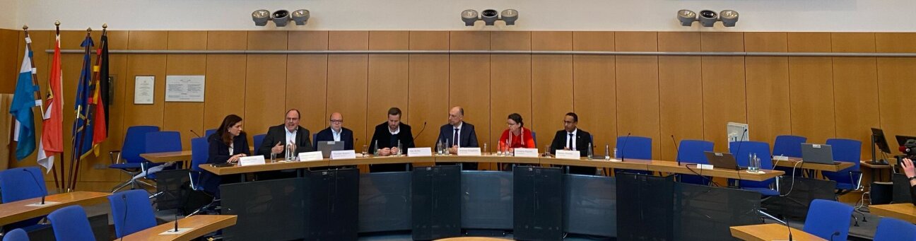 Pressekonferenz im Sitzungssaal des Rathauses