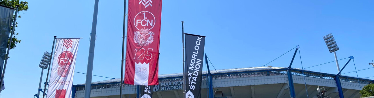 Der Vorplatz des Max-Morlock-Stadions mit Fahnen