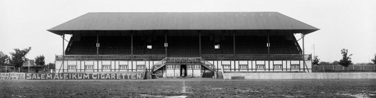 Tribüne und Sportplatz des alten Stadions in Zerzabelshof