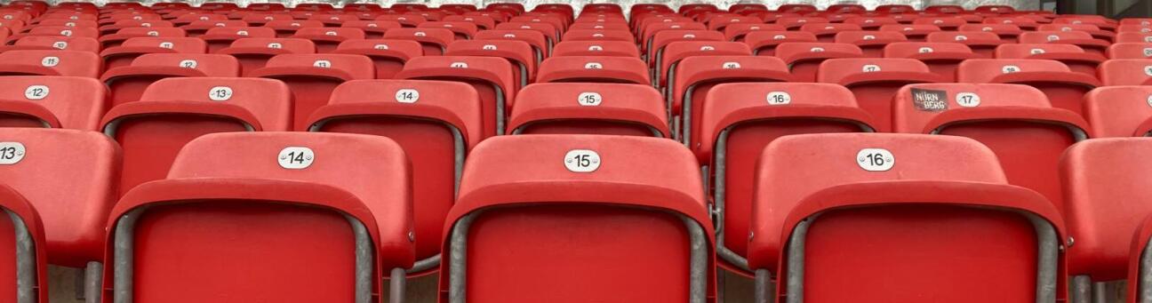 Foto von Sitzen der Haupttribüne des Max-Morlock-Stadions