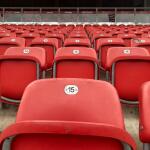 Foto von Sitzen der Haupttribüne des Max-Morlock-Stadions