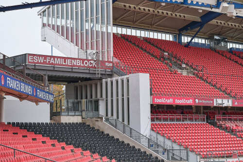 Seitliche Ansicht der Haupttribüne mit denkmalgeschützter Seitenfassade