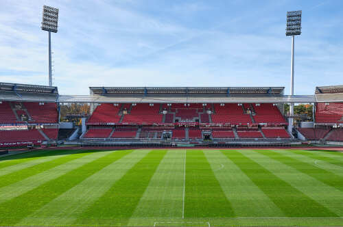 Blick von der Gegengerade auf die Haupttribüne des Max-Morlock-Stadions