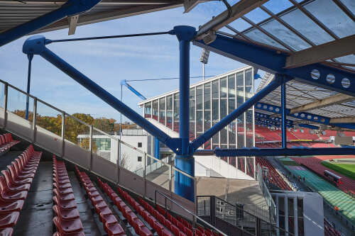 Foto des Dachtragwerks des Stadions mit Zugbändern und Druckstäben.