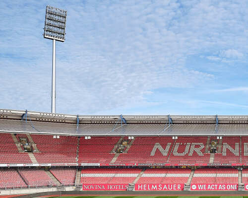 Blick auf die Gegengerade des Max-Morlock-Stadions von der Haupttribüne aus