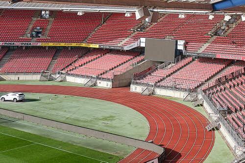 Foto des Stadion-Innenraums mit Rasen, Tribünen und Laufbahn