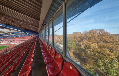 Die Rückseite des Stadion-Oberrangs mit Blick durch die Scheibe auf das Umfeld