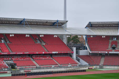Haupttribüne und Nordkurve des Max-Morlock-Stadions