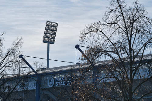 Blick über das Dach auf das Flutlicht des Max-Morlock-Stadions