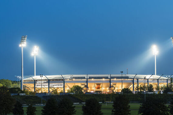 Das Max-Morlock-Stadion mit eingeschaltetem Flutlicht