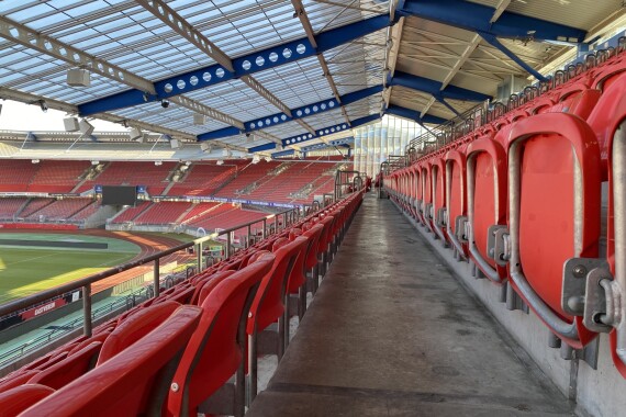 Bild auf dem Oberrang der Haupttribüne des Max-Morlock-Stadions. Blick in Richtung Südkurve.