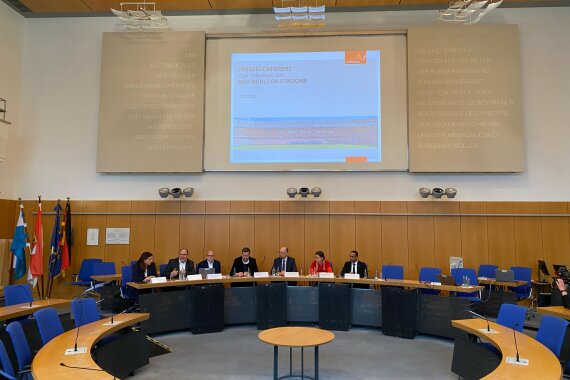 Pressekonferenz im Sitzungssaal des Rathauses