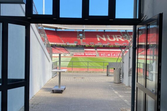 Bild durch den Eingang des Stadions