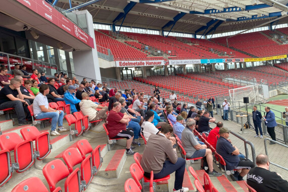 Veranstaltung "Lauschen und Tauschen" im Max-Morlock-Stadion am 16. April 2025