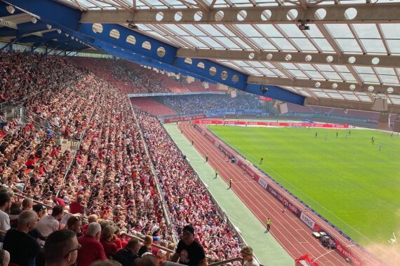Foto der befüllten Gegengerade des Stadions