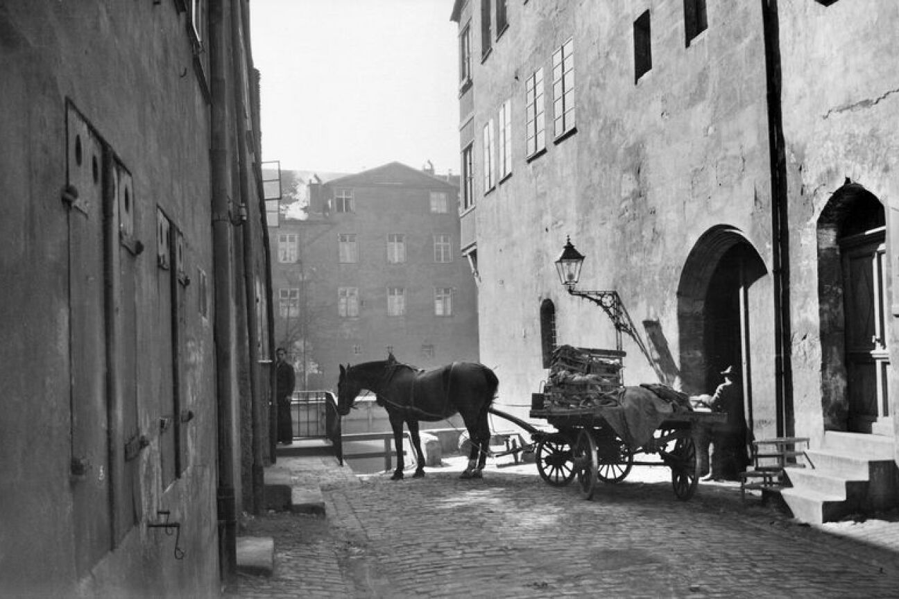 schwarz weißes Bild mit einem Pferdefuhrwerk in einer Gasse, Bild © Paul Seegy / Stadtarchiv Nürnberg