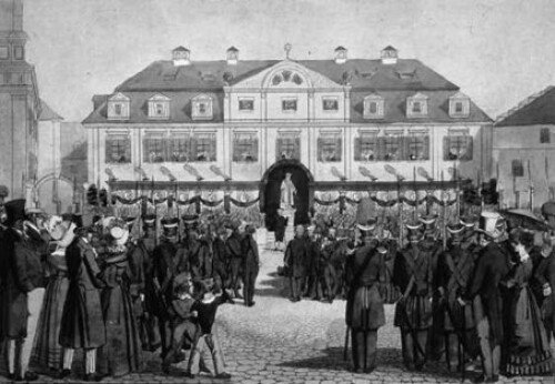 © Stadtarchiv Nürnberg vor der Fassade des Melanchthon-Gymnasiums in Nürnberg, kolorierte Lithographie (Graphische Sammlung der Stadt Nürnberg). © Stadtarchiv Nürnberg
