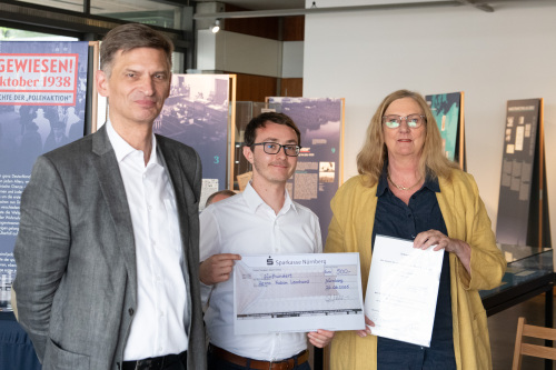 Preisträger Fabian Leonhard mit Prof. Dr. Georg Seiderer und Prof. Dr. Charlotte Bühl Gramer.