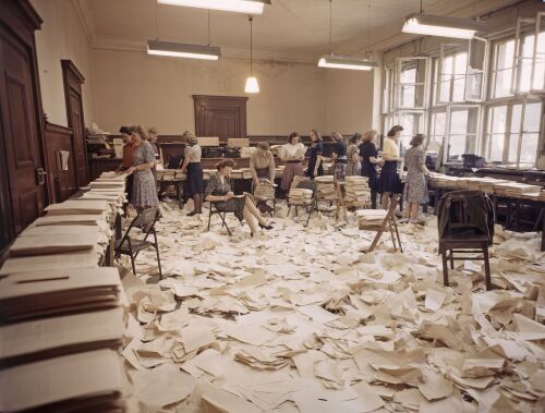 Sekretärinnen in den Papiermassen des Dokumentenraums der Kriegsverbrecherprozesse