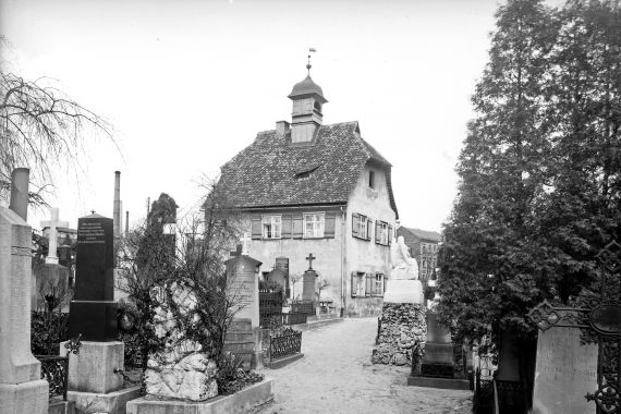 Das Totengräberhaus von Südwesten, s/w-Fotografie, Hochbauamt 1917 (Stadtarchiv Nürnberg A 38 Nr. D-114-7)