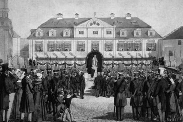 vor der Fassade des Melanchthon-Gymnasiums in Nürnberg, kolorierte Lithographie (Graphische Sammlung der Stadt Nürnberg).