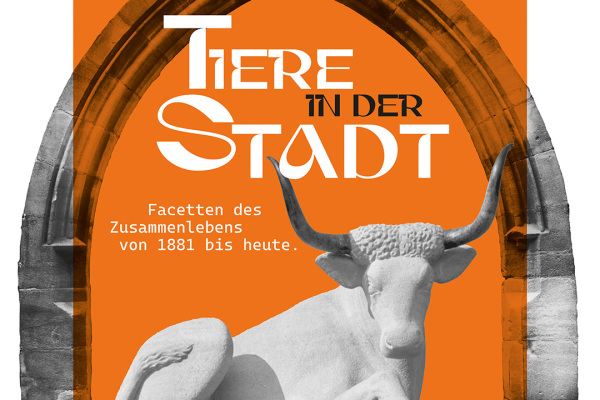 Stier vom Ochsenportal vor einem Torbogen mit orangem Hintergrund