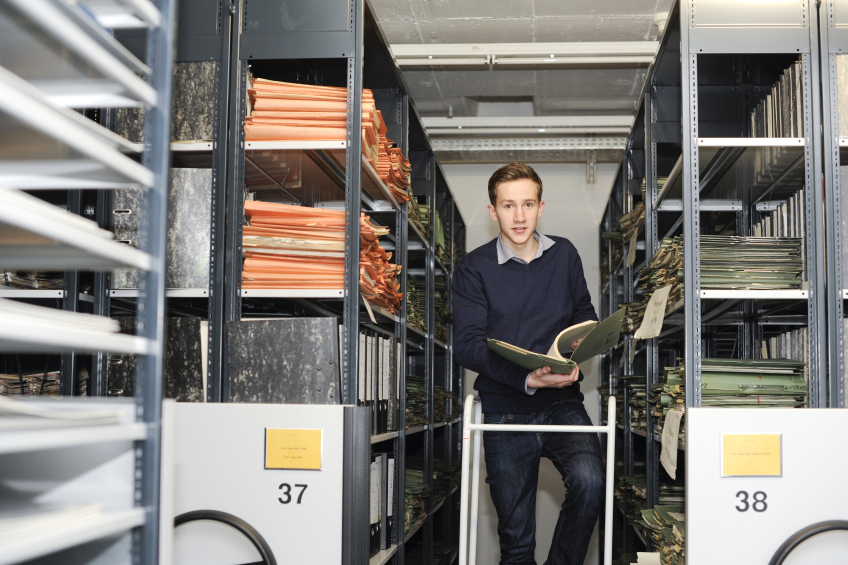 Bild © Ria Kipfmüller / frei von WillmyCC verwendbar Adrian Imberi recherchiert in alten Schriftstücken, Bild © Ria Kipfmüller / frei von WillmyCC verwendbar