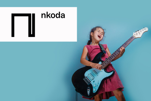 Mädchen mit E-Gitarre und Nkoda Logo © maxximmm / AdobeStock