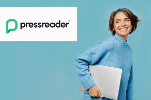 Frau lächelt und hat einen Laptop unter dem Arm Logo pressreader © ViDi Studio / Adobe Stock