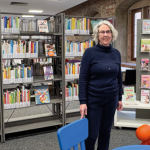 Sonja Weinreich betreut die Elternbibliothek, die über rund 820 Medien verfügt.