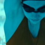 Eine Person gleitet durchs Wasser.