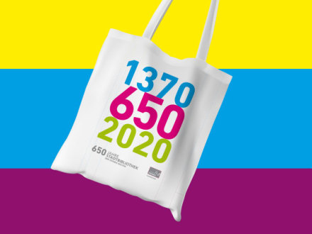 Das Bild zeigt eine Stoff·tasche mit den Zahlen 1370 und 650 und 2020. Die Tasche war für das 650 Jahre Jubiläum von der Stadt·bibliothek Nürnberg.