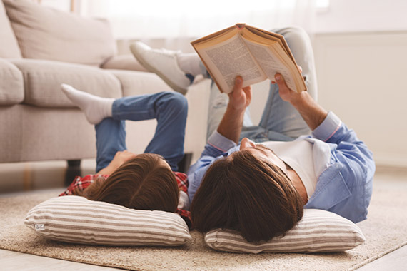 Mutter und Kind lesen im Buch