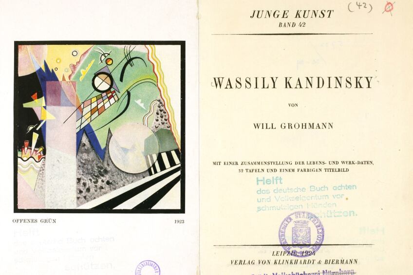 Abbildung eines Buches in der Stadtbibliothek Nürnberg, das den roten Kreis der Zensur in der NS-Zeit zeigt und die durchgestrichene Variante., Bild © Stadtbibliothek Nürnberg