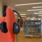 Kopfhörer auf rotem Sessel in der Bibliothek